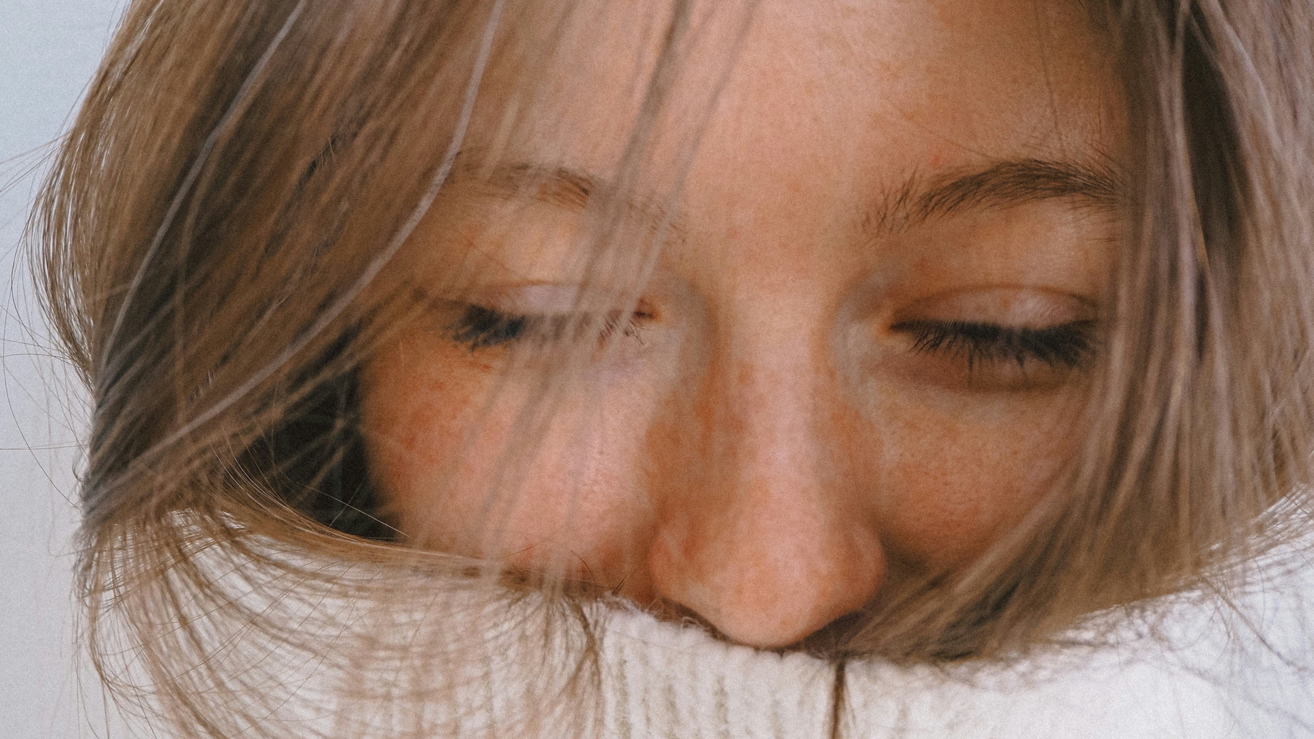 TÉLI BŐRÁPOLÁS ÉRZÉKENY BŐRRE – MIRE FIGYELJ, HA HÚZÓDIK, CSÍP, KIPIROSODIK?